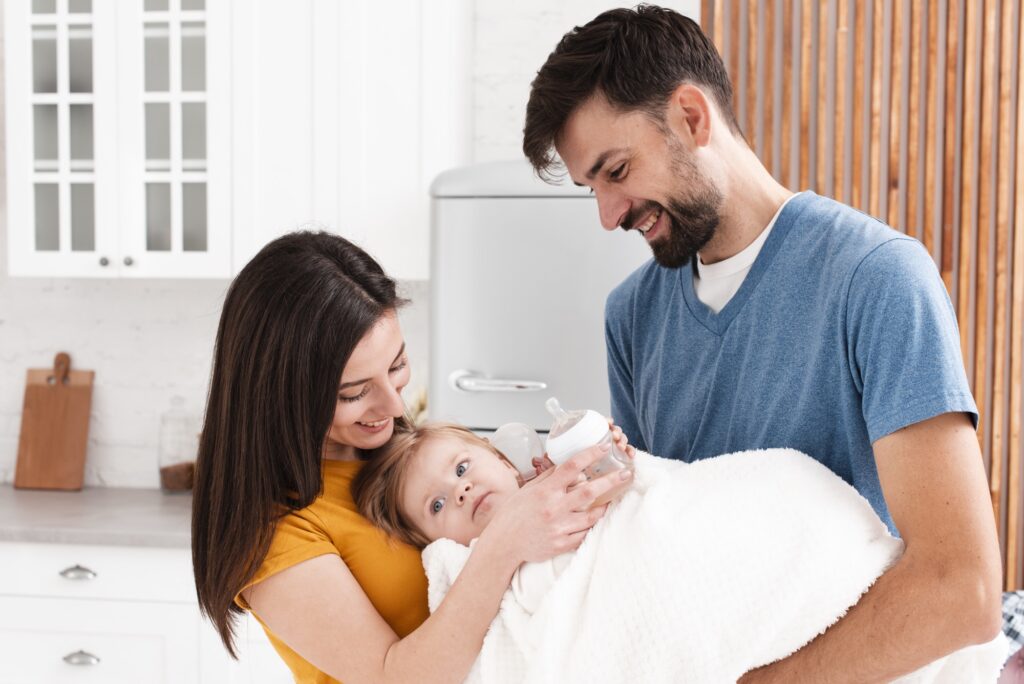 नवजात बाळ झोपले असताना विश्रांती घेत असलेली आई